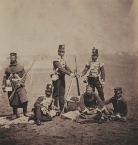 1855年のクリミア戦争に関連する52枚の写真のアルバムからの第3（イーストケント）連隊の足（バフ）の役員と男性 作： Roger Fenton